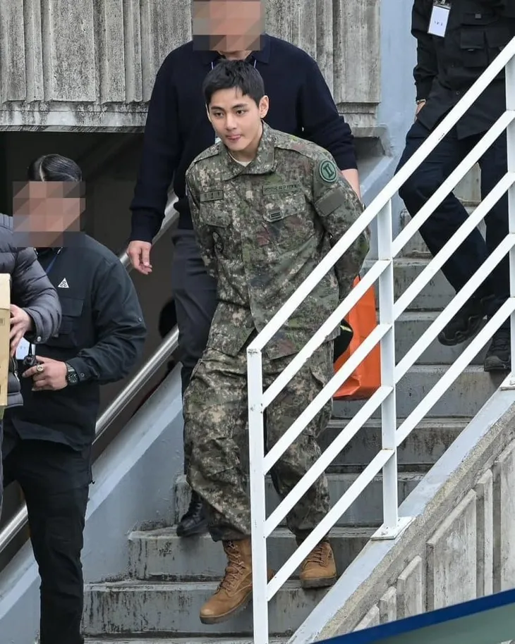 V (BTS) vẫn đẹp trai hậu nhập ngũ, Song Joong Ki xuất hiện trong Queen of Tears - Ảnh 1. V (BTS) vẫn đẹp trai hậu nhập ngũ, Song Joong Ki xuất hiện trong Queen of Tears - Ảnh 1.