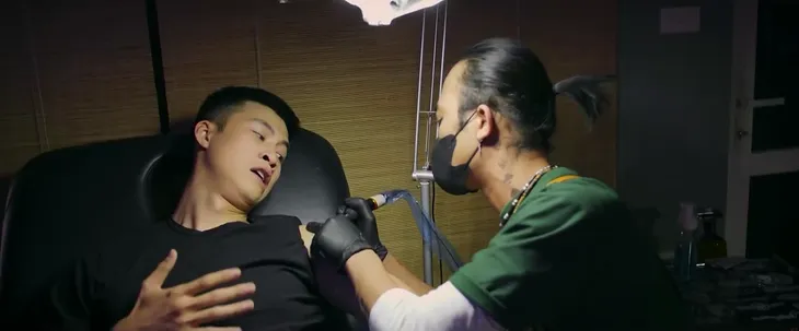 Mình yêu nhau, bình yên thôi - Tập 21: Nhân - Ngọc đi xăm kỷ niệm 100 ngày yêu nhau - Ảnh 2. Mình yêu nhau, bình yên thôi - Tập 21: Nhân - Ngọc đi xăm kỷ niệm 100 ngày yêu nhau - Ảnh 2.