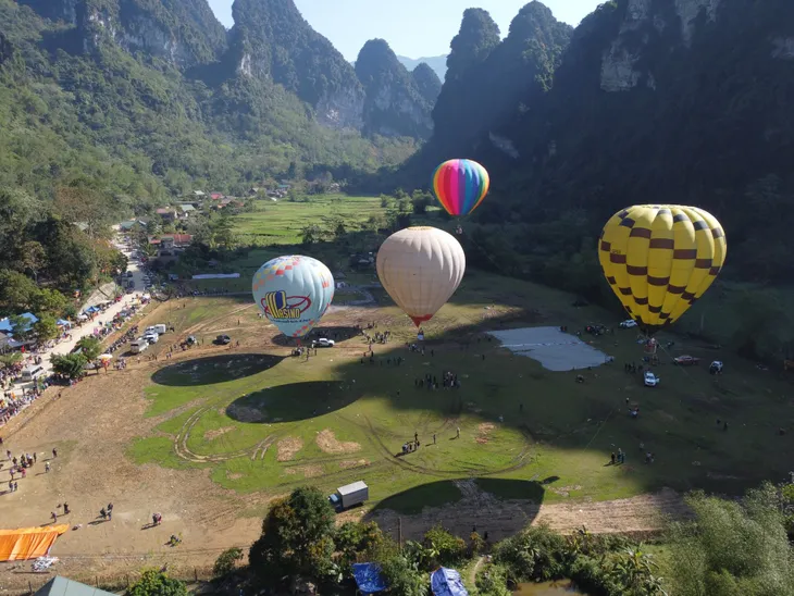 Điểm du lịch hấp dẫn kết hợp chụp ảnh cưới cùng khinh khí cầu dịp nghỉ lễ 30/4 - 1/5 - Ảnh 1. Điểm du lịch hấp dẫn kết hợp chụp ảnh cưới cùng khinh khí cầu dịp nghỉ lễ 30/4 - 1/5 - Ảnh 1.