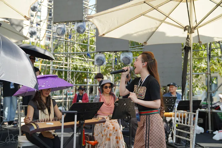 Phương Mỹ Chi hát Bài ca đất phương Nam, biển người hào hứng hòa giọng cùng Cine Show - Ảnh 1. Phương Mỹ Chi hát Bài ca đất phương Nam, biển người hào hứng hòa giọng cùng Cine Show - Ảnh 1.
