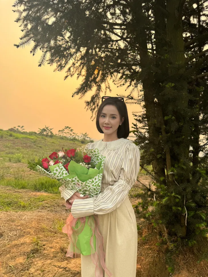 Lỡ hẹn với ngày xanh đóng máy, Minh Thu thay đổi ngoại hình - Ảnh 12. Lỡ hẹn với ngày xanh đóng máy, Minh Thu thay đổi ngoại hình - Ảnh 12.
