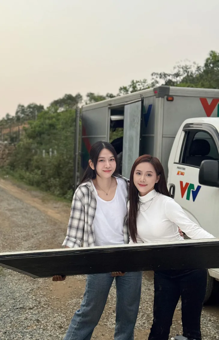 Lỡ hẹn với ngày xanh đóng máy, Minh Thu thay đổi ngoại hình - Ảnh 11. Lỡ hẹn với ngày xanh đóng máy, Minh Thu thay đổi ngoại hình - Ảnh 11.