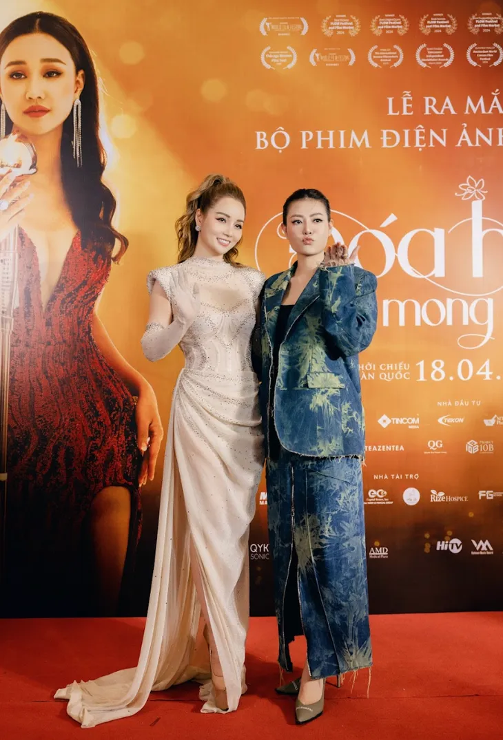 Dàn ngôi sao đổ bộ buổi công chiếu Đóa hoa mong manh - Ảnh 1. Dàn ngôi sao đổ bộ buổi công chiếu Đóa hoa mong manh - Ảnh 1.