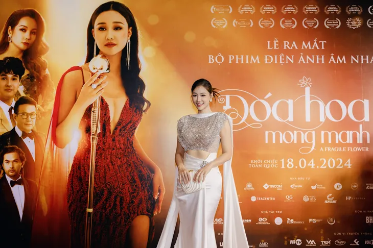 Dàn ngôi sao đổ bộ buổi công chiếu Đóa hoa mong manh - Ảnh 4. Dàn ngôi sao đổ bộ buổi công chiếu Đóa hoa mong manh - Ảnh 4.