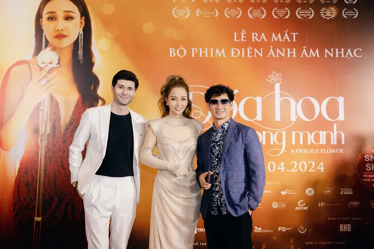 Dàn ngôi sao đổ bộ buổi công chiếu Đóa hoa mong manh - Ảnh 2. Dàn ngôi sao đổ bộ buổi công chiếu Đóa hoa mong manh - Ảnh 2.