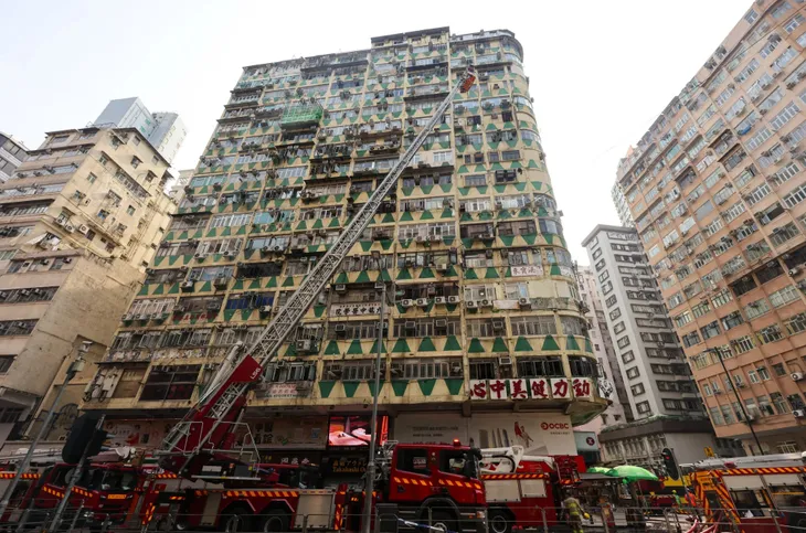 Cháy lớn tại tòa nhà cao tầng ở Hong Kong (Trung Quốc), nhiều người thương vong - Ảnh 1. Cháy lớn tại tòa nhà cao tầng ở Hong Kong (Trung Quốc), nhiều người thương vong - Ảnh 1.