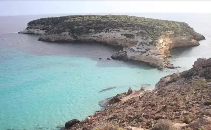 Lật thuyền ở ngoài khơi Lampedusa (Italy), 9 người bao gồm trẻ em thiệt mạng - Ảnh 1. Lật thuyền ở ngoài khơi Lampedusa (Italy), 9 người bao gồm trẻ em thiệt mạng - Ảnh 1.