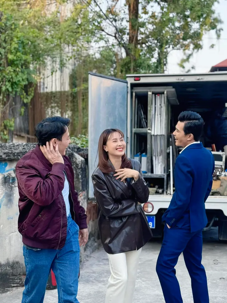 Phương Thanh đính chính thông tin về bạn trai, Hồng Diễm cười tươi bên người yêu cũ và chồng - Ảnh 2. Phương Thanh đính chính thông tin về bạn trai, Hồng Diễm cười tươi bên người yêu cũ và chồng - Ảnh 2.