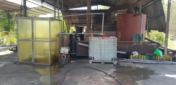 Phát hiện nhà xưởng nấu tái chế nhớt thải trái phép thu giữ hơn 11.000 lít dầu - Ảnh 1. Phát hiện nhà xưởng nấu tái chế nhớt thải trái phép thu giữ hơn 11.000 lít dầu - Ảnh 1.