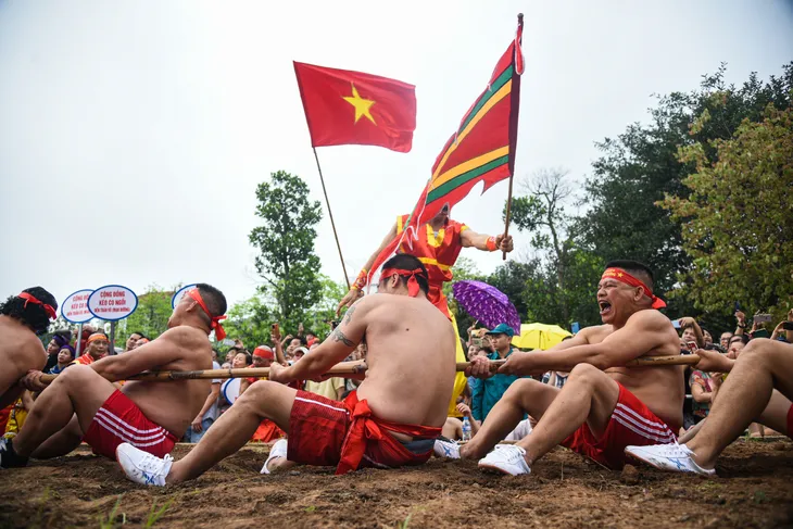 Độc đáo nghi lễ kéo co ngồi lễ hội đền Trấn Vũ - Ảnh 13. Độc đáo nghi lễ kéo co ngồi lễ hội đền Trấn Vũ - Ảnh 13.
