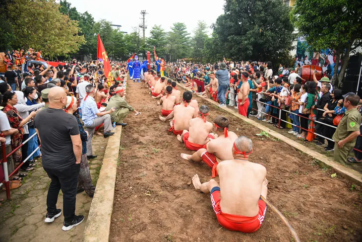 Độc đáo nghi lễ kéo co ngồi lễ hội đền Trấn Vũ - Ảnh 14. Độc đáo nghi lễ kéo co ngồi lễ hội đền Trấn Vũ - Ảnh 14.