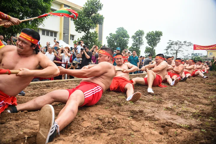 Độc đáo nghi lễ kéo co ngồi lễ hội đền Trấn Vũ - Ảnh 10. Độc đáo nghi lễ kéo co ngồi lễ hội đền Trấn Vũ - Ảnh 10.