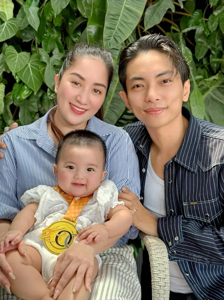 Phương Thanh đính chính thông tin về bạn trai, Hồng Diễm cười tươi bên người yêu cũ và chồng - Ảnh 6. Phương Thanh đính chính thông tin về bạn trai, Hồng Diễm cười tươi bên người yêu cũ và chồng - Ảnh 6.