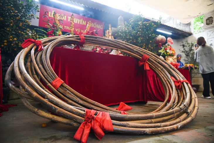 Độc đáo nghi lễ kéo co ngồi lễ hội đền Trấn Vũ - Ảnh 4. Độc đáo nghi lễ kéo co ngồi lễ hội đền Trấn Vũ - Ảnh 4.