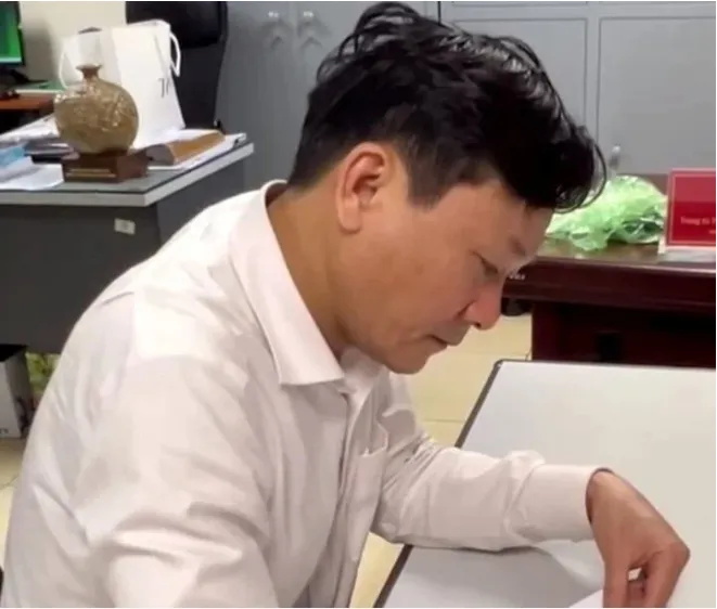 Bắt Chủ tịch phường Nghĩa Đô (Hà Nội) vì nhận hối lộ 1 tỷ đồng - Ảnh 1. Bắt Chủ tịch phường Nghĩa Đô (Hà Nội) vì nhận hối lộ 1 tỷ đồng - Ảnh 1.