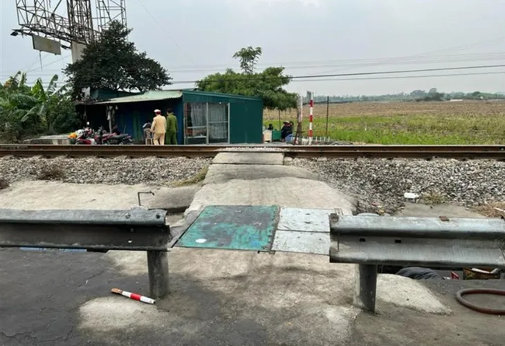 Khởi tố đối tượng mở đường ngang trái phép qua đường sắt gây tai nạn chết người - Ảnh 1. Khởi tố đối tượng mở đường ngang trái phép qua đường sắt gây tai nạn chết người - Ảnh 1.