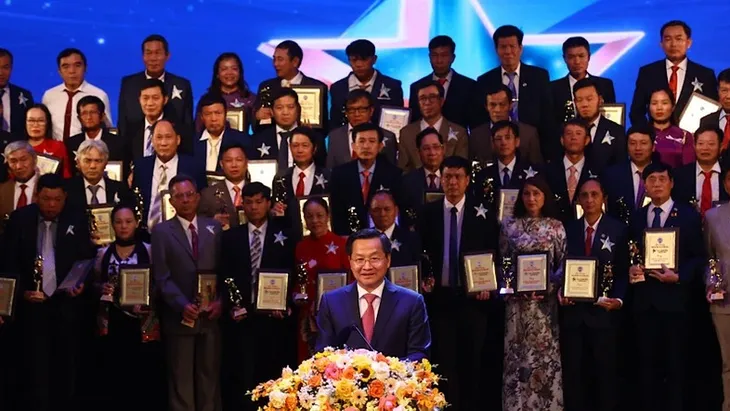 Tôn vinh 100 hợp tác xã và trao giải “Ngôi sao Hợp tác xã” năm 2024 - Ảnh 2. Tôn vinh 100 hợp tác xã và trao giải “Ngôi sao Hợp tác xã” năm 2024 - Ảnh 2.