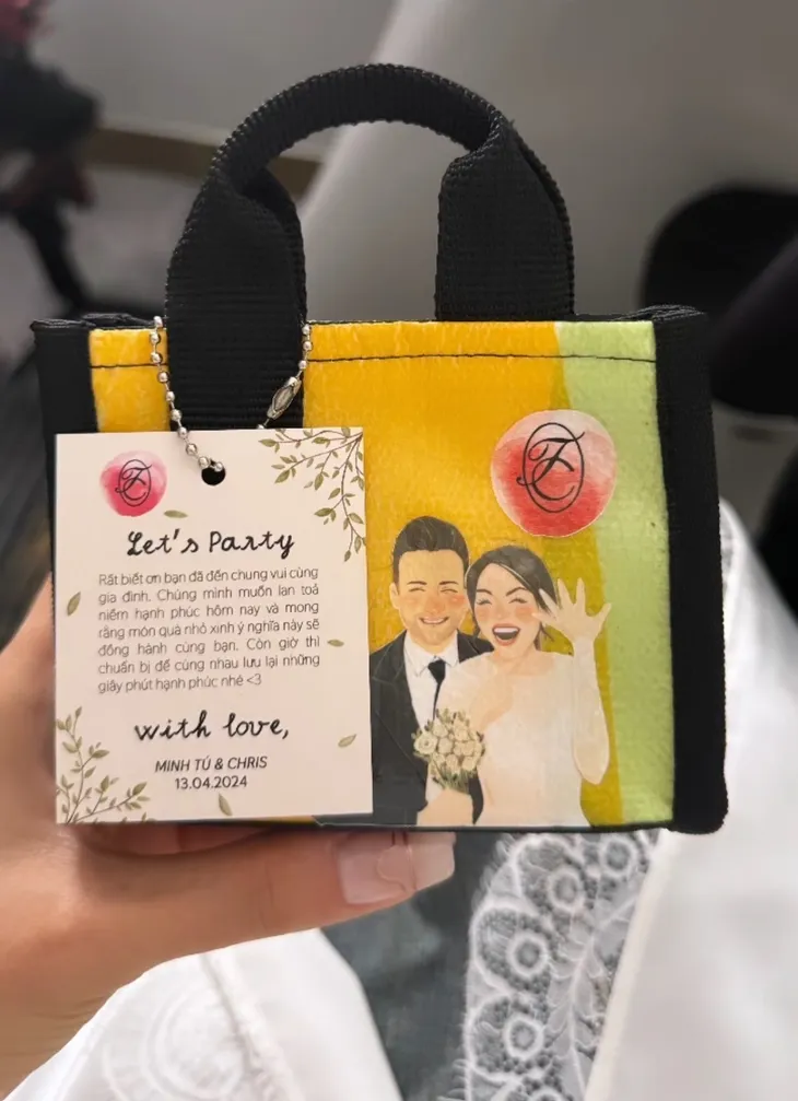 Toàn cảnh đám cưới Minh Tú: 3 bộ trang phục độc đáo, gắn hình ảnh bố lên hoa cưới - Ảnh 15. Toàn cảnh đám cưới Minh Tú: 3 bộ trang phục độc đáo, gắn hình ảnh bố lên hoa cưới - Ảnh 15.
