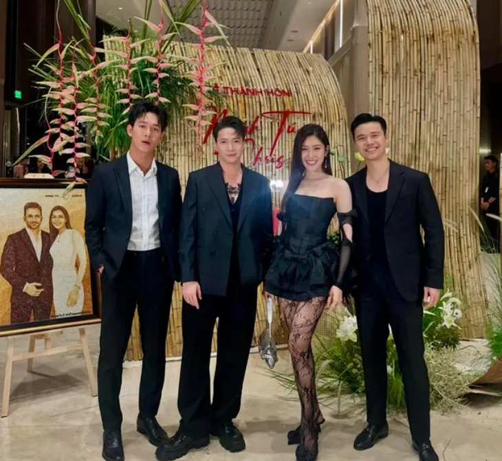 Toàn cảnh đám cưới Minh Tú: 3 bộ trang phục độc đáo, gắn hình ảnh bố lên hoa cưới - Ảnh 13. Toàn cảnh đám cưới Minh Tú: 3 bộ trang phục độc đáo, gắn hình ảnh bố lên hoa cưới - Ảnh 13.