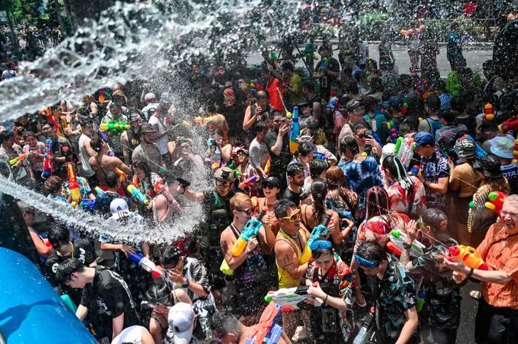 Sôi động lễ hội té nước Songkran đón năm mới tại Thái Lan - Ảnh 1. Sôi động lễ hội té nước Songkran đón năm mới tại Thái Lan - Ảnh 1.