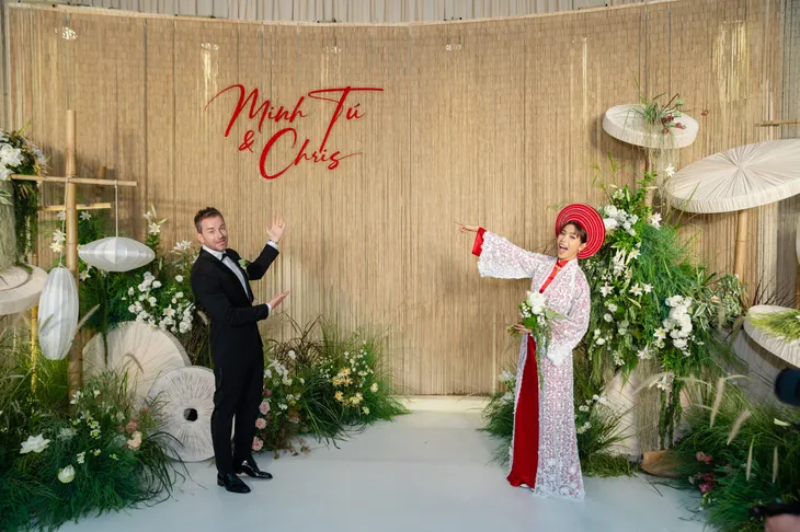 Toàn cảnh đám cưới Minh Tú: 3 bộ trang phục độc đáo, gắn hình ảnh bố lên hoa cưới - Ảnh 1. Toàn cảnh đám cưới Minh Tú: 3 bộ trang phục độc đáo, gắn hình ảnh bố lên hoa cưới - Ảnh 1.