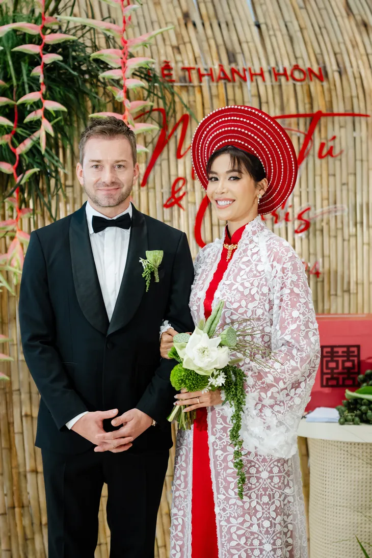 Toàn cảnh đám cưới Minh Tú: 3 bộ trang phục độc đáo, gắn hình ảnh bố lên hoa cưới - Ảnh 2. Toàn cảnh đám cưới Minh Tú: 3 bộ trang phục độc đáo, gắn hình ảnh bố lên hoa cưới - Ảnh 2.