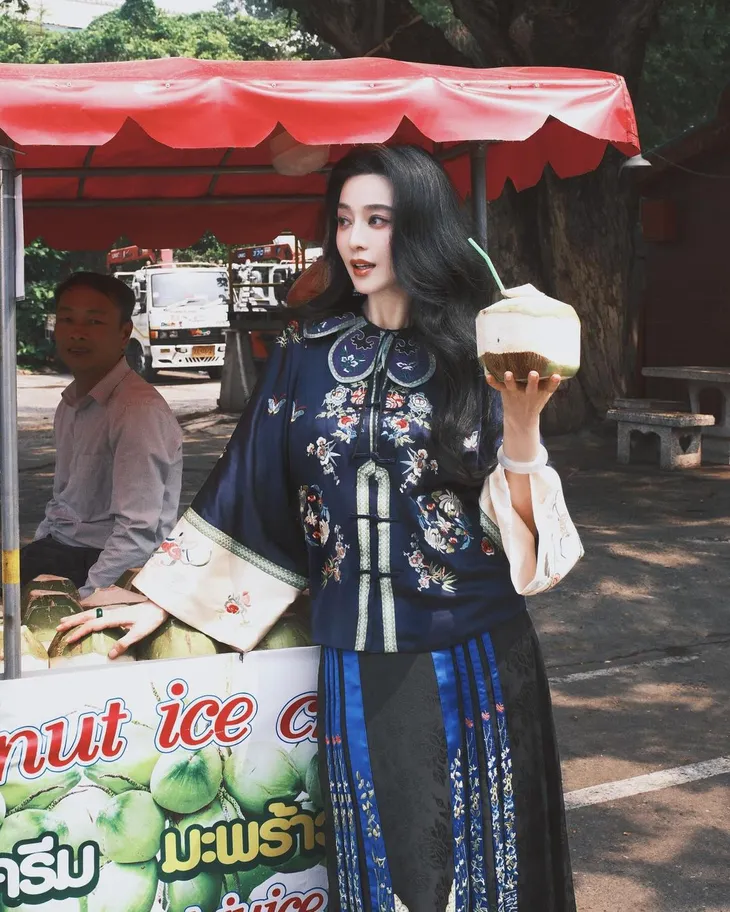Nhan sắc bất chấp thời gian của Phạm Băng Băng “gây sốt” tại Thái Lan - Ảnh 13. Nhan sắc bất chấp thời gian của Phạm Băng Băng “gây sốt” tại Thái Lan - Ảnh 13.