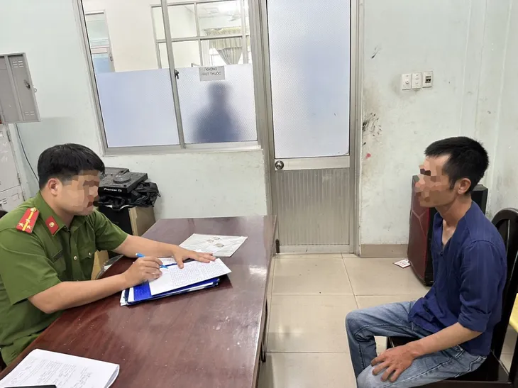 Long An: Giả vờ mua vàng rồi cướp, vừa bỏ chạy thì bị bắt - Ảnh 1. Long An: Giả vờ mua vàng rồi cướp, vừa bỏ chạy thì bị bắt - Ảnh 1.