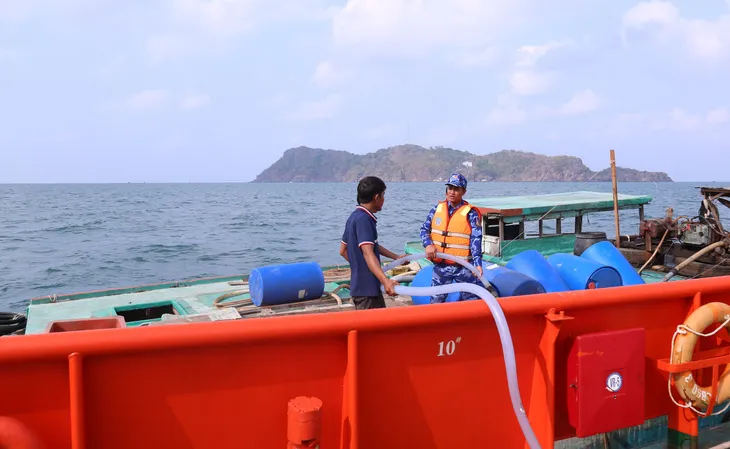 Tàu cảnh sát biển chở 350.000 lít nước ngọt cấp cho người dân đảo Hòn Chuối - Ảnh 1. Tàu cảnh sát biển chở 350.000 lít nước ngọt cấp cho người dân đảo Hòn Chuối - Ảnh 1.