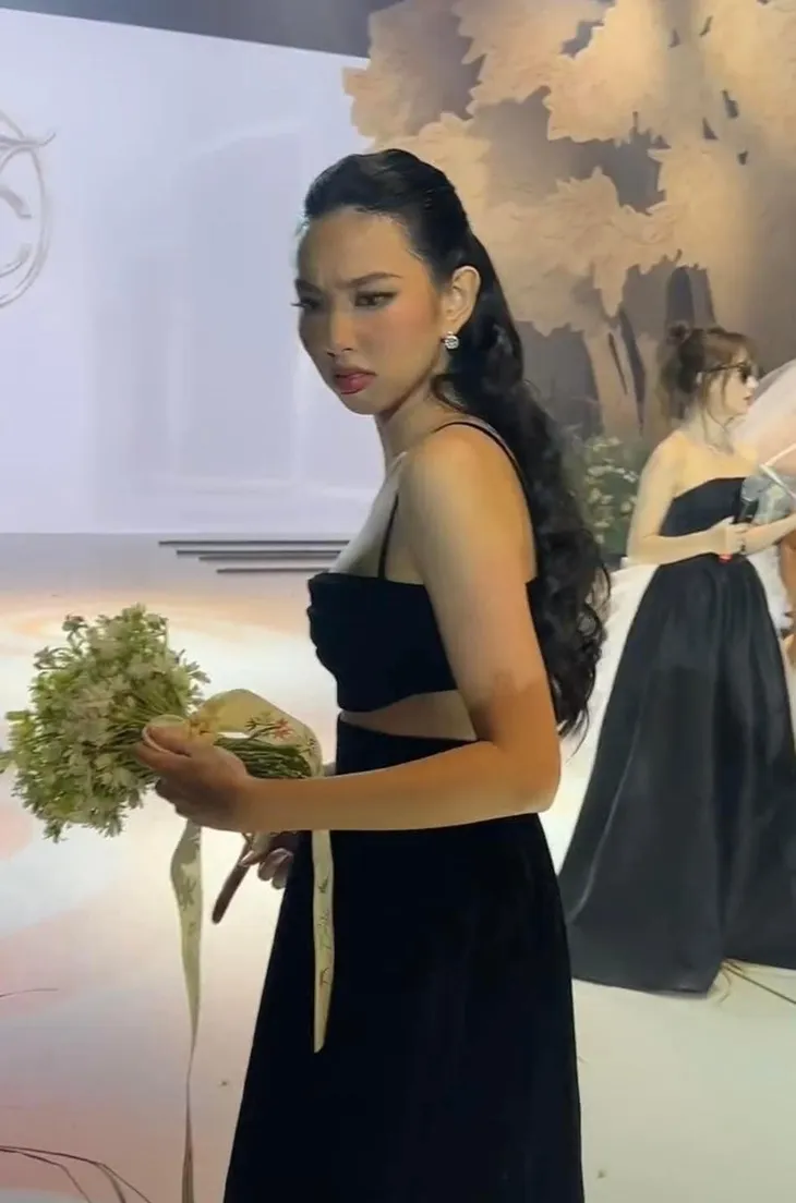 Hoa hậu Thùy Tiên dùng chiêu độc bắt hoa cưới Minh Tú - Ảnh 10. Hoa hậu Thùy Tiên dùng chiêu độc bắt hoa cưới Minh Tú - Ảnh 10.