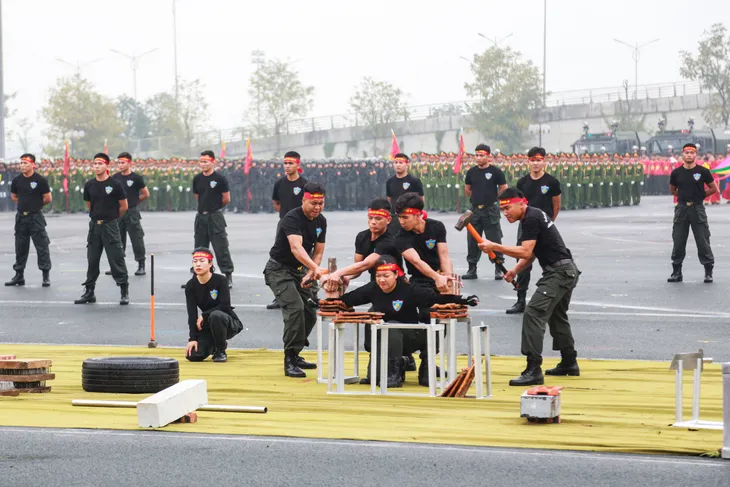 Cảnh sát cơ động biểu diễn dùng cổ đẩy xe ô tô, nằm trên bàn chông phá đá - Ảnh 10. Cảnh sát cơ động biểu diễn dùng cổ đẩy xe ô tô, nằm trên bàn chông phá đá - Ảnh 10.