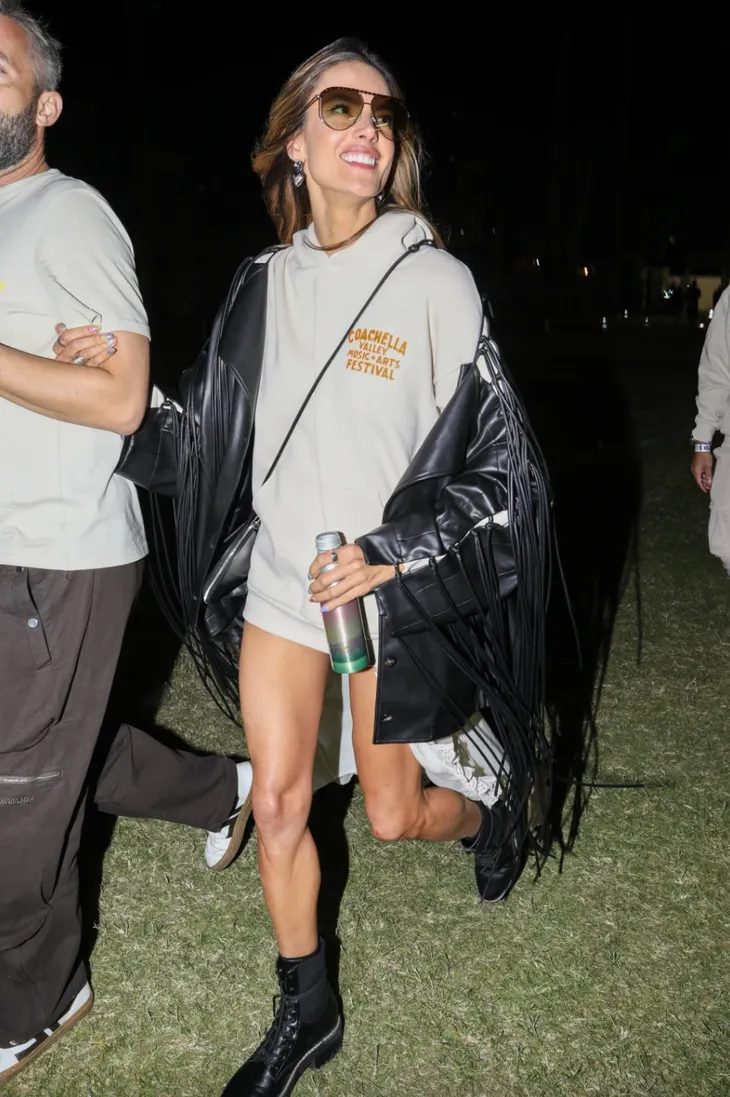 Loạt sao Hollywood thả dáng tại Coachella 2024 - Ảnh 5. Loạt sao Hollywood thả dáng tại Coachella 2024 - Ảnh 5.