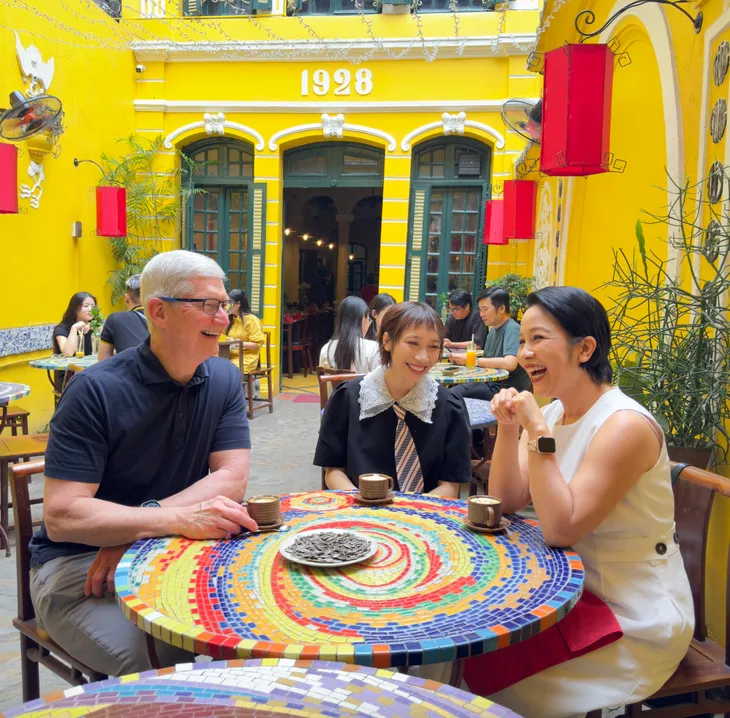 Mẹ con Mỹ Linh - Mỹ Anh háo hức gặp gỡ Tim Cook tại Hà Nội - Ảnh 1. Mẹ con Mỹ Linh - Mỹ Anh háo hức gặp gỡ Tim Cook tại Hà Nội - Ảnh 1.