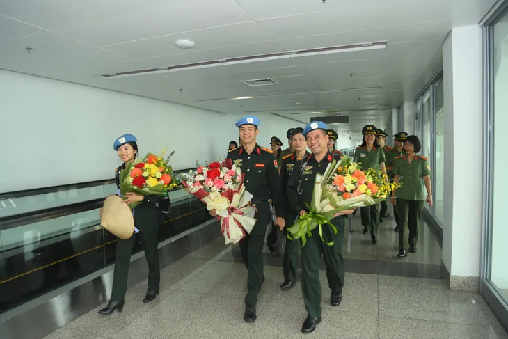 3 sĩ quan công an đầu tiên tham gia lực lượng GGHB LHQ tại Nam Sudan đã về đến Việt Nam - Ảnh 1. 3 sĩ quan công an đầu tiên tham gia lực lượng GGHB LHQ tại Nam Sudan đã về đến Việt Nam - Ảnh 1.