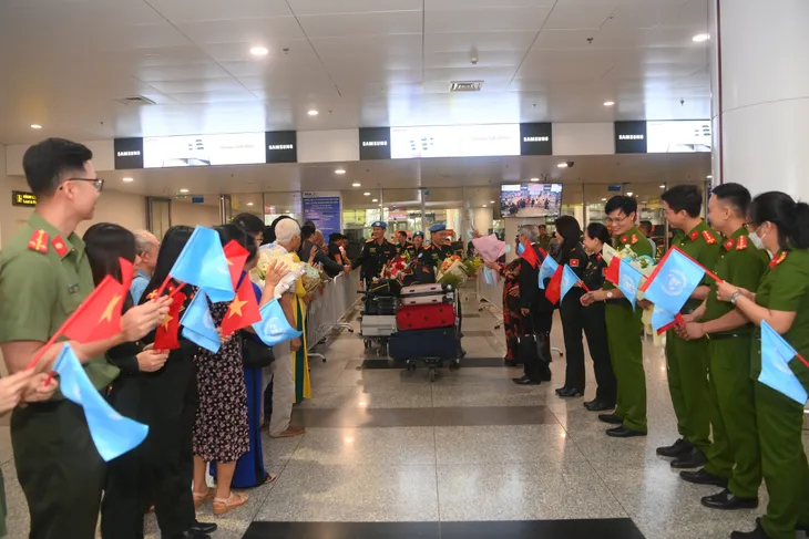3 sĩ quan công an đầu tiên tham gia lực lượng GGHB LHQ tại Nam Sudan đã về đến Việt Nam - Ảnh 2. 3 sĩ quan công an đầu tiên tham gia lực lượng GGHB LHQ tại Nam Sudan đã về đến Việt Nam - Ảnh 2.