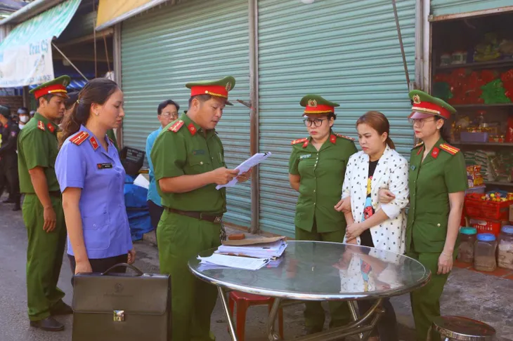 Khởi tố nhóm đối tượng mang quan tài, rải vàng mã trước nhà chủ hụi để đòi nợ - Ảnh 1. Khởi tố nhóm đối tượng mang quan tài, rải vàng mã trước nhà chủ hụi để đòi nợ - Ảnh 1.