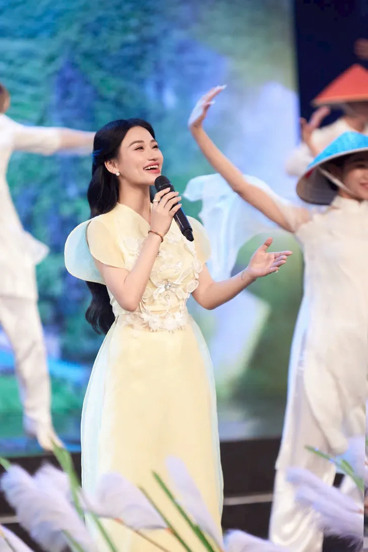 Ca sĩ trẻ hồi hộp khi được hát trên quê hương dịp Giỗ Tổ Hùng Vương - Ảnh 3. Ca sĩ trẻ hồi hộp khi được hát trên quê hương dịp Giỗ Tổ Hùng Vương - Ảnh 3.