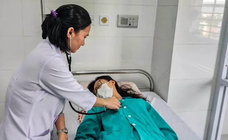 Vụ 12 học sinh THPT ngộ độc ở Khánh Hòa: Các em đều mua đồ ăn trước cổng trường - Ảnh 1. Vụ 12 học sinh THPT ngộ độc ở Khánh Hòa: Các em đều mua đồ ăn trước cổng trường - Ảnh 1.