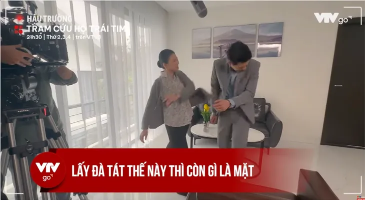 NSND Mỹ Uyên lấy đà tát Quang Sự nổ đom đóm mắt - Ảnh 1. NSND Mỹ Uyên lấy đà tát Quang Sự nổ đom đóm mắt - Ảnh 1.
