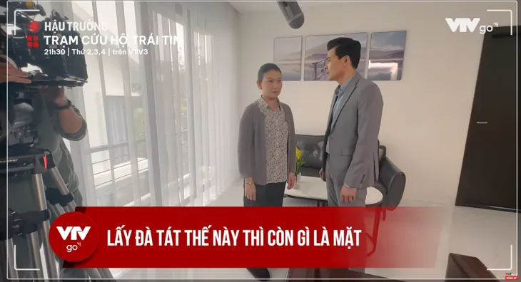 NSND Mỹ Uyên lấy đà tát Quang Sự nổ đom đóm mắt - Ảnh 2. NSND Mỹ Uyên lấy đà tát Quang Sự nổ đom đóm mắt - Ảnh 2.