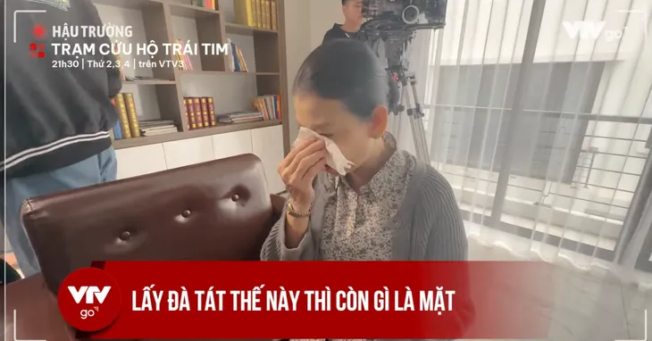 NSND Mỹ Uyên lấy đà tát Quang Sự nổ đom đóm mắt - Ảnh 3. NSND Mỹ Uyên lấy đà tát Quang Sự nổ đom đóm mắt - Ảnh 3.