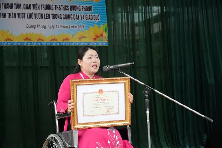 Tặng Bằng khen của Bộ trưởng Bộ GDĐT cho giáo viên khuyết tật tiêu biểu - Ảnh 1. Tặng Bằng khen của Bộ trưởng Bộ GDĐT cho giáo viên khuyết tật tiêu biểu - Ảnh 1.