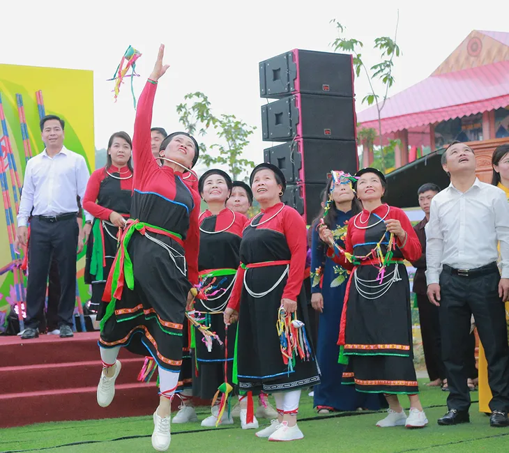 Tái hiện trò chơi dân gian truyền thống tại Lễ hội Đền Hùng - Ảnh 2. Tái hiện trò chơi dân gian truyền thống tại Lễ hội Đền Hùng - Ảnh 2.