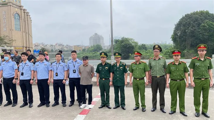 Bàn giao đối tượng truy nã lẩn trốn ở Việt Nam cho công an Trung Quốc - Ảnh 1. Bàn giao đối tượng truy nã lẩn trốn ở Việt Nam cho công an Trung Quốc - Ảnh 1.