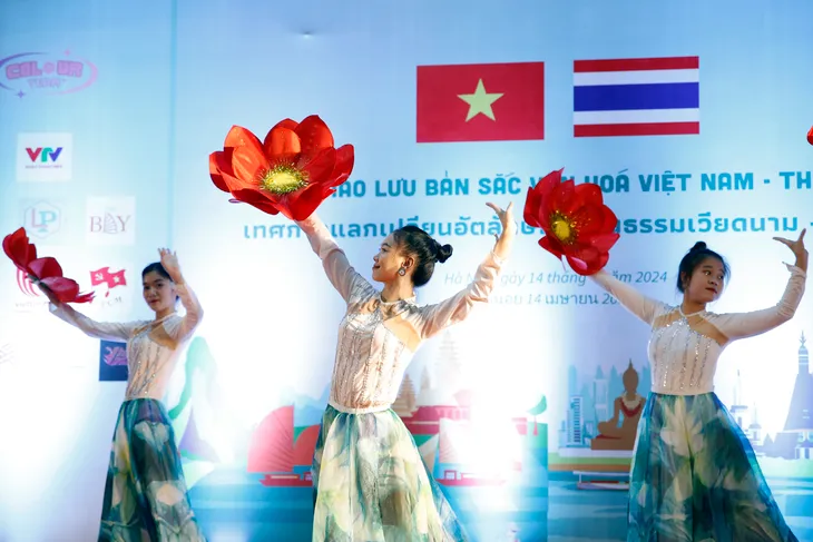 Đặc sắc lễ hội giao lưu bản sắc văn hóa Việt Nam - Thái Lan - Ảnh 14. Đặc sắc lễ hội giao lưu bản sắc văn hóa Việt Nam - Thái Lan - Ảnh 14.