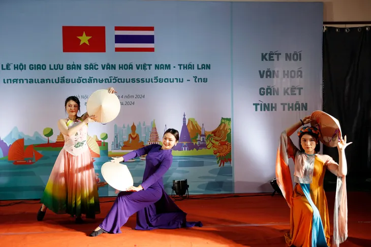 Đặc sắc lễ hội giao lưu bản sắc văn hóa Việt Nam - Thái Lan - Ảnh 18. Đặc sắc lễ hội giao lưu bản sắc văn hóa Việt Nam - Thái Lan - Ảnh 18.