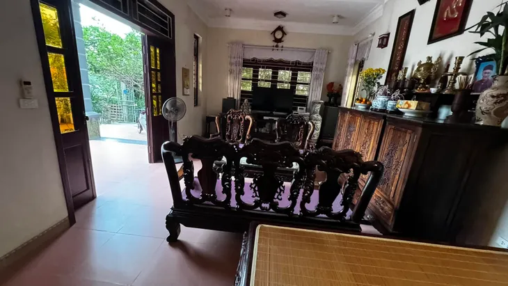 Cận cảnh chiếc cổng bằng hàng duối 60 năm tuổi trong phim Người một nhà - Ảnh 1. Cận cảnh chiếc cổng bằng hàng duối 60 năm tuổi trong phim Người một nhà - Ảnh 1.