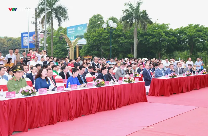 Khánh thành tượng đài Lenin tại thành phố Vinh, Nghệ An - Ảnh 2. Khánh thành tượng đài Lenin tại thành phố Vinh, Nghệ An - Ảnh 2.