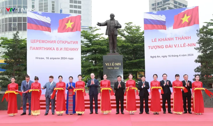 Khánh thành tượng đài Lenin tại thành phố Vinh, Nghệ An - Ảnh 7. Khánh thành tượng đài Lenin tại thành phố Vinh, Nghệ An - Ảnh 7.