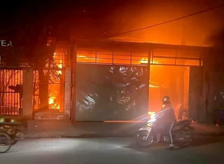 Cháy lớn tại xưởng may trong khu dân cư, người dân ôm đồ bỏ chạy - Ảnh 1. Cháy lớn tại xưởng may trong khu dân cư, người dân ôm đồ bỏ chạy - Ảnh 1.